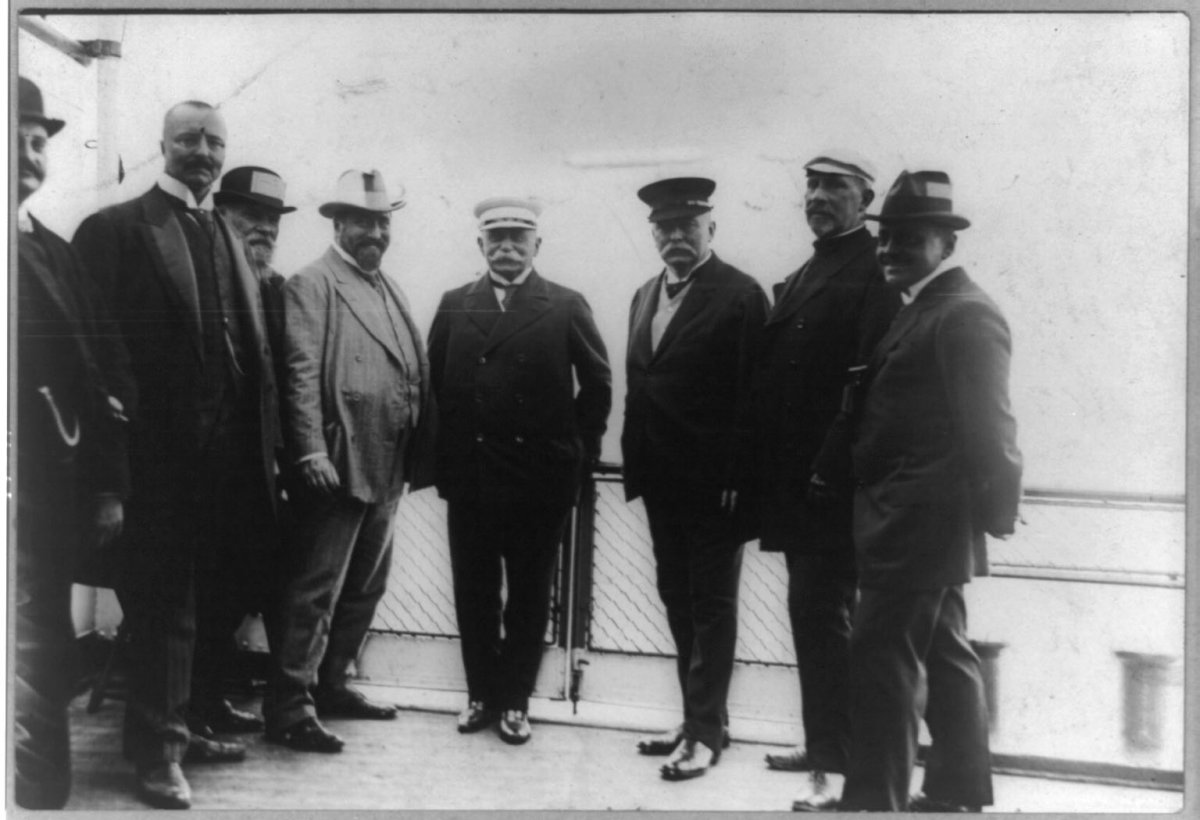 Zeppelin with members of his company in 1912