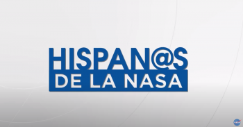 A white rectangle with blue text that says in Spanish Hispanos de la NASA.