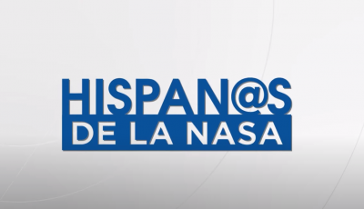 A white rectangle with blue text that says in Spanish Hispanos de la NASA.